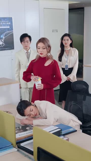闪婚后我被老公裁员了(35集) 闪婚后我被老公裁员了(35集)短剧全集解锁零收费